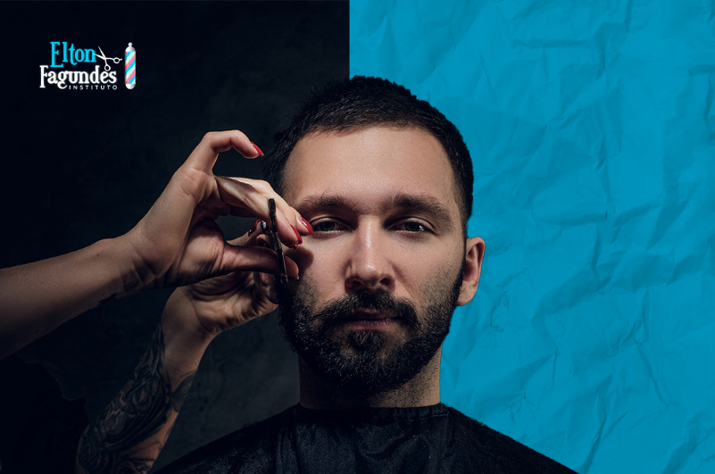 Cliente sentado na cadeira, cortando o cabelo.