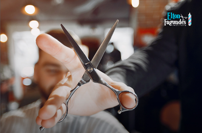 Barbeiro segurando a tesoura aberta